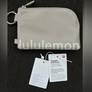 Clippable card pouch